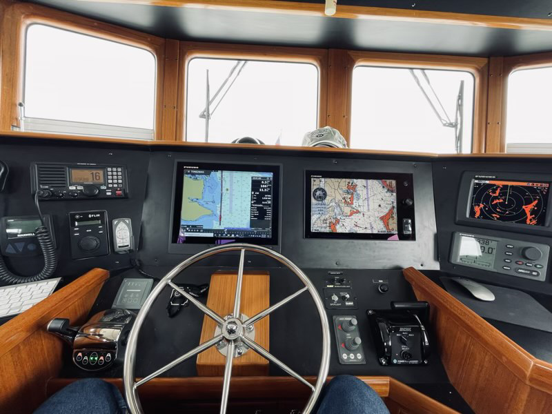 TimeZero Professional  (left) and Furuno TZT Chartplotter (right)